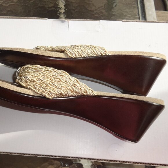 Tirrinia Made in Italy thong wedge sandals size 10, gold/cream weave strap Suede - Picture 9 of 15